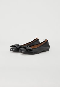 Zwarte leren balletflats met een ronde neus en een strikaccent aan de voorkant. Glad oppervlak, lage hak en een beige binnenvoering.