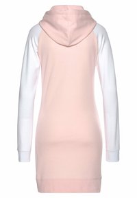 Helles rosa Kapuzenkleid mit weißen Raglanärmeln. Aus weichem Stoff gefertigt, mit einer Kängurutasche sowie gerippten Bündchen und Saum.
