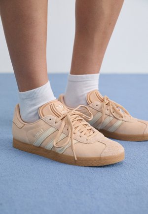 GAZELLE - Zapatillas - halo blush/cream white/gum