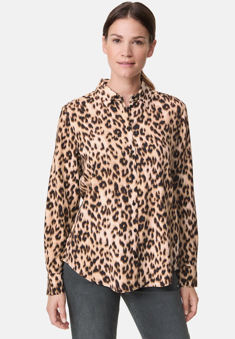 Leopardtryk knap-op skjorte i beige og sort, med krave, lange ærmer og en blød, glat tekstur. Casual pasform med sorte knapper.