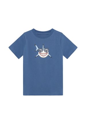 Maglietta blu a maniche corte con uno squalo sorridente che indossa occhiali da sole lucidi stampata al centro davanti.