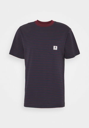 T-shirt rayé bleu marine avec col rond côtelé couleur bordeaux. Comprend une petite poche poitrine avec une étiquette. Matière en coton, coupe décontractée.