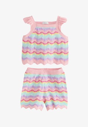Detský pletený komplet pozostávajúci z tielka bez rukávov a šortiek, s vlnitými okrajmi a pastelovými cik-cak pruhmi v ružovej, fialovej, žltej a mätovej farbe.
