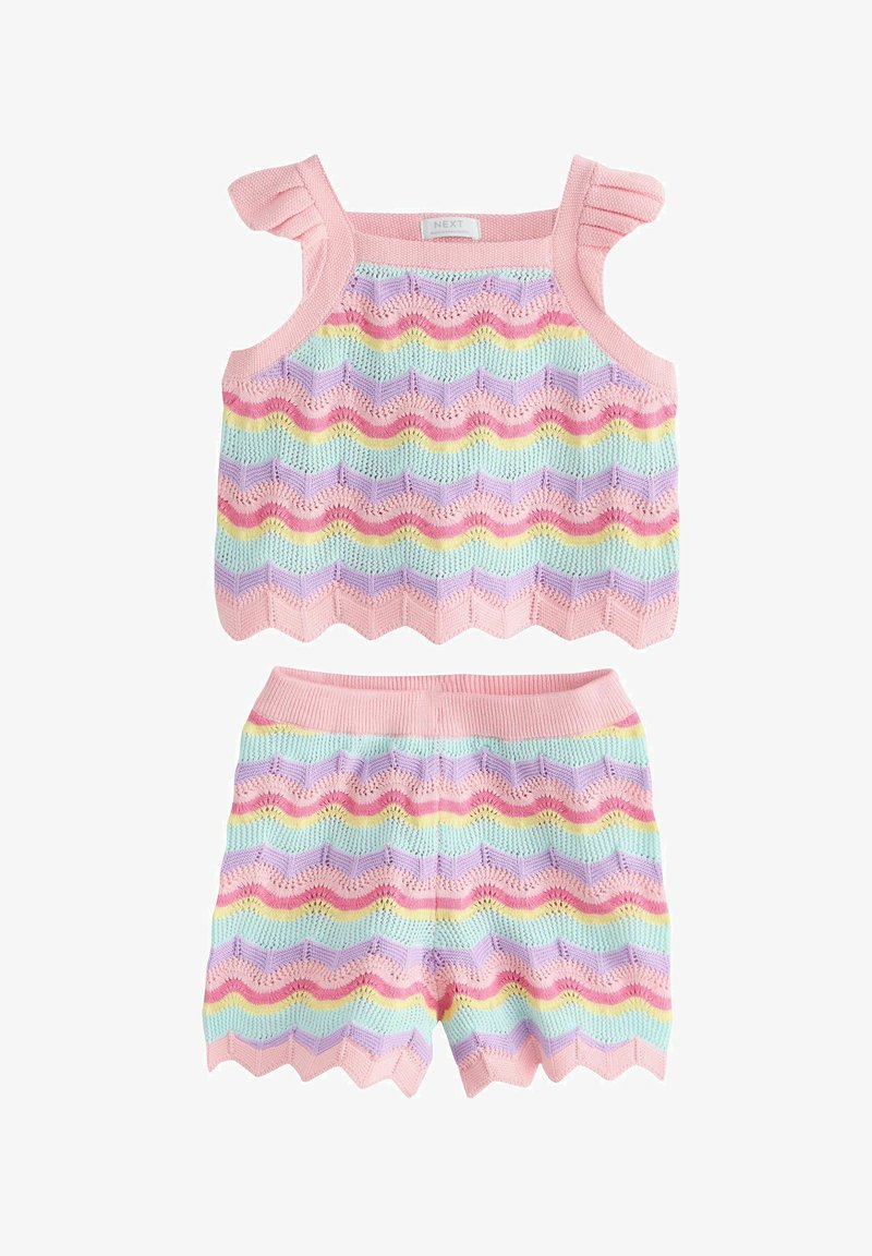 Ensemble tricoté pour tout-petit en deux pièces avec un haut sans manches et un short, présentant des bords en forme d'ondulation et des rayures en zigzag pastel en rose, violet, jaune et menthe.