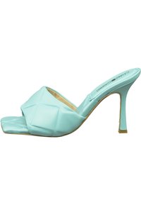 Sandale cu toc de culoare albastru aqua, cu un brâu texturat și căptușit, vârf deschis și toc subțire tip stiletto. Talpa este de un bej contrastant.
