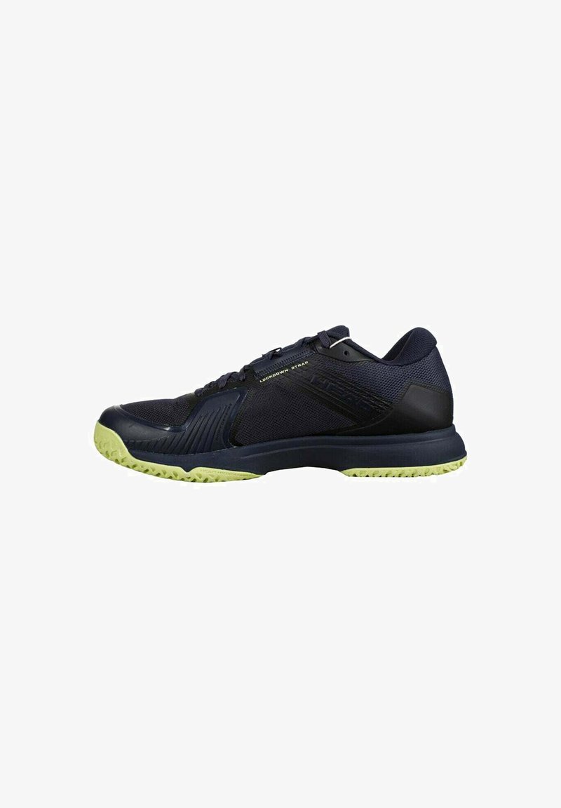 Chaussure de sport noire avec une tige en maille, des accents en caoutchouc et une semelle vert lime. Présente des lignes élégantes et un design profil bas.