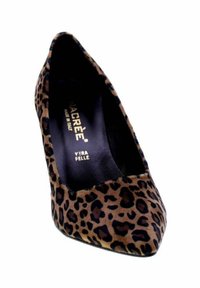 Scarpa donna con punta a punta e tacco alto in stampa leopardata, realizzata in pelle autentica, con interno nero e nome del marchio ben visibile.