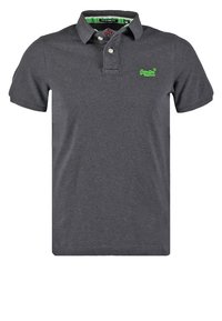 Polo shirt à manches courtes gris foncé avec deux boutons, col intérieur vert et petit logo brodé vert vif sur la poitrine gauche.