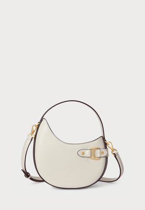 Sac à main crème en forme de croissant avec des bords foncés, détail de boucle dorée et bandoulière détachable sur un fond uni.