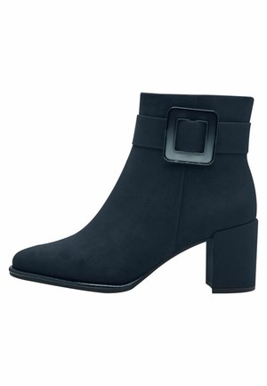 Stivaletto alla caviglia in camoscio nero con dettaglio fibbia quadrata, tacco a blocco spesso e design affusolato punta a punta. Texture liscia e stile minimalista.