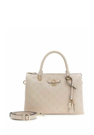 Sac à main beige de la marque Guess avec motif logo embossé, ferrures dorées, double poignée, bandoulière amovible et breloque décorative en porte-clés.
