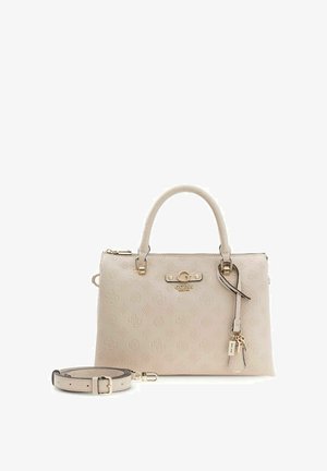 Bolso beige de Guess con patrón de logotipo en relieve, herrajes dorados, asas dobles, correa de hombro desmontable y encanto decorativo en forma de llavero.