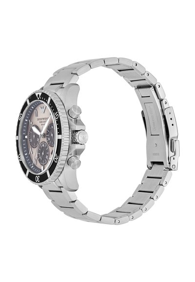 Silberne Metall-Chronograph-Armbanduhr mit schwarzer Lünette und Gliederarmband, zeigt drei Hilfszifferblätter und Krone mit Logo.