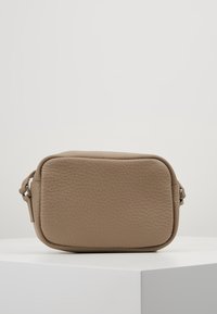 Obdélníková taška přes tělo z béžové kůže s texturovaným povrchem, předním zipem a nastavitelným popruhem. Čistý, jednoduchý design.