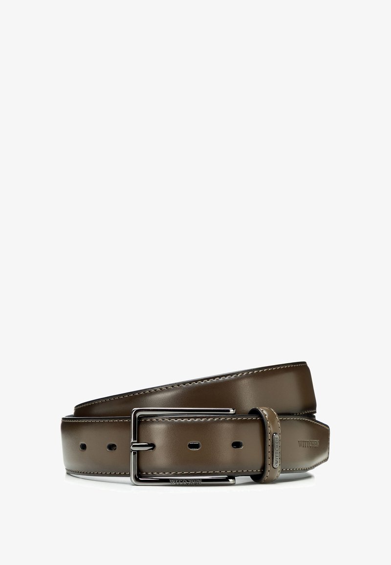 Bruine leren riem met een gladde afwerking, zilveren metalen gesp en zichtbare stiksels. Inclusief meerdere uitsparingen voor aanpassing.