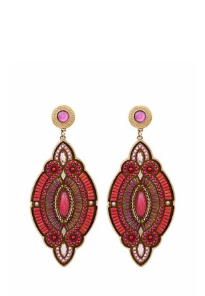 Boucles d'oreilles dorées avec un design superposé et orné. Présentent des perles roses et rouges, des gemmes ovales et des détails raffinés en forme de goutte d'eau.