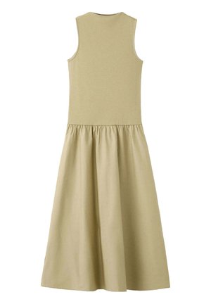 Robe beige sans manches avec corsage ajusté et jupe froncée et évasée s'étendant jusqu'à mi-mollet.