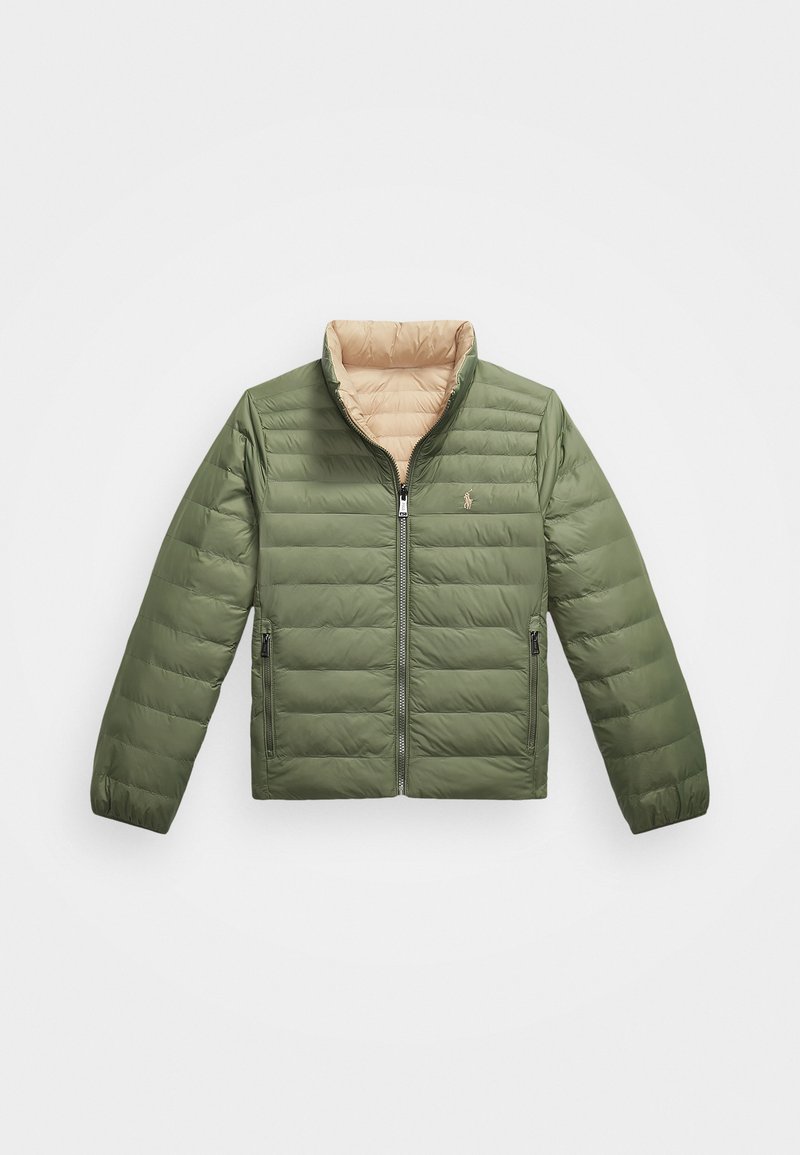 Grüne Pufferjacke mit einem Reißverschluss vorne, ausgestattet mit einem beigefarbenen Innenfutter. Sie hat einen Stehkragen und horizontale Nähte über den Körper.