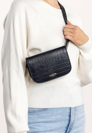 Zwarte krokodillen-embossed leren schoudertas met een flapontwerp, gouden logoaccent en een bijpassende verstelbare strap.