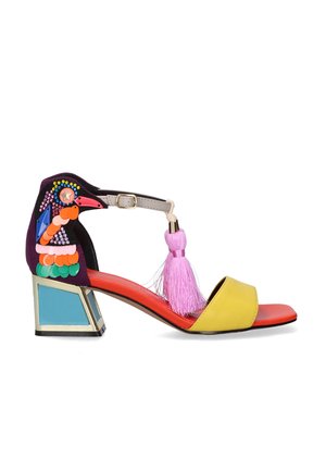 Sandalia de mujer colorida con tacón ancho, tira amarilla en el dedo, borla rosa y patrón decorativo de pájaro con lentejuelas y cuentas en el tacón.