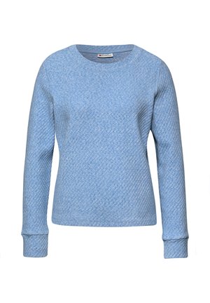 Světle modrý svetr s dlouhými rukávy, jemným diagonálním texturovaným vzorem a kulatým výstřihem, vyrobený z měkké pleteniny.