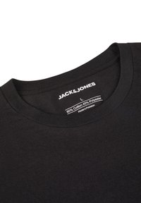 Schwarzes T-Shirt mit Rundhalsausschnitt, hergestellt aus 60% Baumwolle und 40% Polyester. Mit Markenlogo und Pflegeetikett im Kragen.