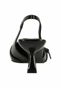 Chaussure à talon haut en cuir verni noir avec une bride de cheville, bout pointu et talon épais. La surface présente une texture lisse et brillante.