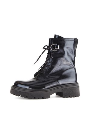 Schwarze Lackleder-Ankle Boots mit Schnürung, kleinen silbernen Akzenten, robusten Gummisohlen und einer strukturierten Oberfläche.