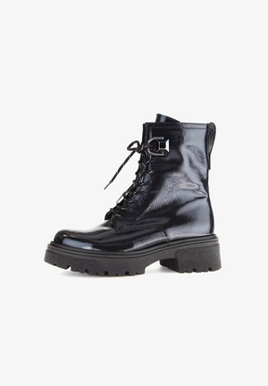 Schwarze Lackleder-Ankle Boots mit Schnürung, kleinen silbernen Akzenten, robusten Gummisohlen und einer strukturierten Oberfläche.