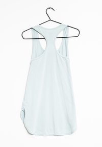 Ljusblå linne i mjukt tyg med racerback-design, rundad nederkant och sidofickor för ökad rörlighet.