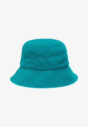 Chapéu de balde em verde-água feito de tecido texturizado, com uma coroação arredondada e aba larga. Logótipo bordado na frente.