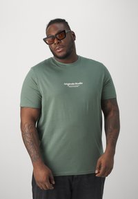 Jack & Jones JORVESTERBRO TEE CREW NECK - Marškinėliai su spaudiniu - laurel wreath