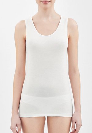 Top senza maniche bianco, realizzato in tessuto liscio. Presenta un collo rotondo e una silhouette aderente con cuciture laterali. Design minimalista.