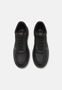 EA7 Emporio Armani SUMMER COURT - Sapatilhas - triple black/gold