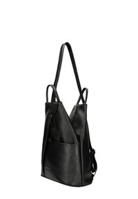 Borsa in pelle nera con una finitura testurizzata, caratterizzata da una forma triangolare unica, spallacci regolabili e una tasca frontale.