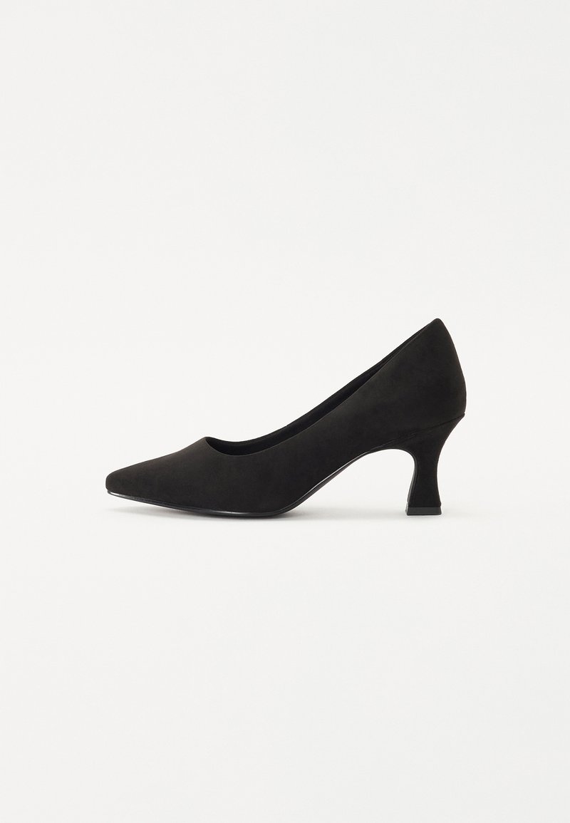 Escarpin en daim noir à bout pointu et talon moyen, talon bloc courbé, présenté en profil droit sur fond blanc.