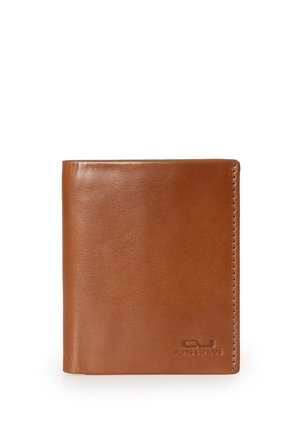 Portafoglio bi-fold in pelle marrone con cuciture minime e logo in rilievo discreto nell'angolo in basso a destra, su sfondo bianco.