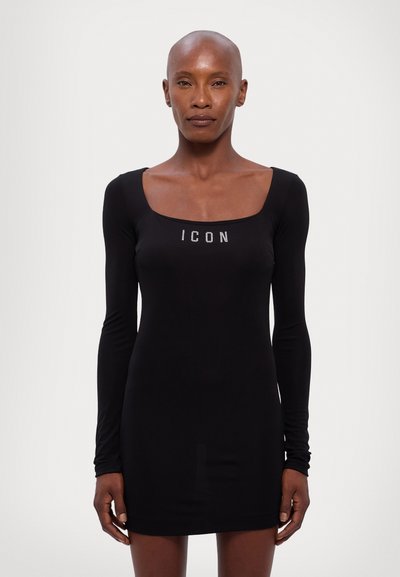 Abito lungo nero con maniche lunghe e scollo quadrato, caratterizzato dalla scritta "ICON" in dettagli metallici sul petto. Tessuto elasticizzato e aderente.