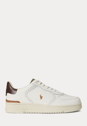 Polo Ralph Lauren, MASTERS COURT LEATHER BROGUE SNEAKER UNISEX - Маратонки - deckwash white/brown