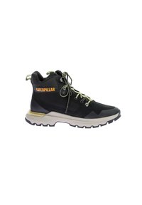 Zwarte hoge sneakers met een gevoerde kraag, groene veters en een beige rubberen zool. "CATERPILLAR" logo aan de zijkant.
