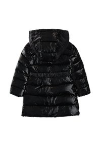 Cappotto imbottito nero con una superficie lucida, dotato di cappuccio, design trapuntato e vita elastica. Elegante e caldo per il freddo.