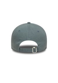 Cască din bumbac gri cu o coroană rotunjită, curea ajustabilă în spate și o textură netedă. Are orificii de ventilație aproape de coroană.