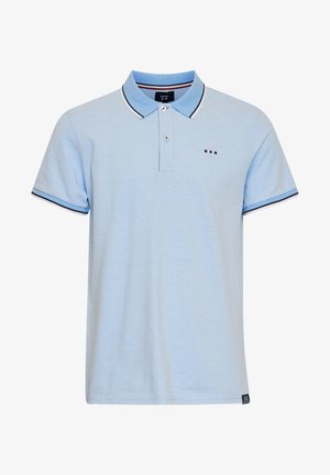 Világoskék pamut pólóing, klasszikus gallérral, kétgombos lezárással és szembetűnő csíkos részletekkel az ujjakon.