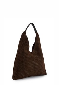 Brun vævet ruskinds skuldertaske med en dyb V-formet udskæring øverst, der har et glat læderhåndtag. Blød tekstur og struktureret form.