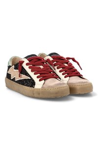 Zapatillas de corte bajo con punta de ante beige, lados de purpurina negra, diseño de estrella beige, cordones rojos y suelas de goma marrón desgastadas.
