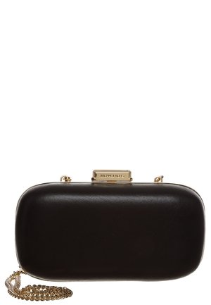 Pochette en cuir noir avec une fermeture et une bandoulière en chaîne dorée. Texture lisse, forme rectangulaire, avec une plaque logo sur le dessus.