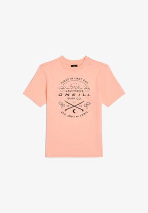 Camiseta de algodón rosa claro con mangas cortas que presenta un diseño gráfico en negro, que incluye texto y una silueta de oso en el centro.