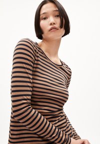 Langärmliges Oberteil aus braunem und marinegestreiftem Baumwollstoff, mit rundem Ausschnitt und taillierter Passform sowie einer glatten Textur.