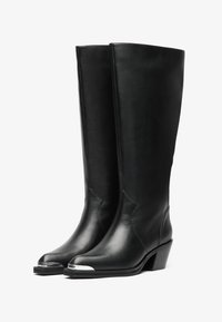 Černé kožené vysoké boty na kolena se špičatou špičkou, s kovovým akcentem na špičce a blokovým podpatkem pro podporu a stabilitu.