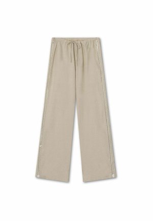 Beežid, laiad püksid kummipaelaga vööl, mille külgseintel on dekoratiivsed silmadetailid, lisamaks välimusele huvitavust.